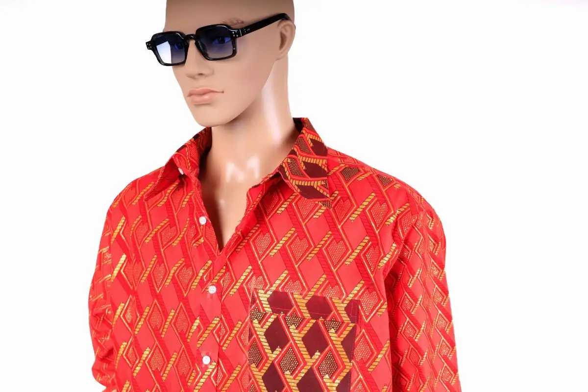Chemise rouge à motifs